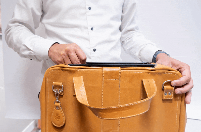 souris ergonomique dans un sac ambidextre