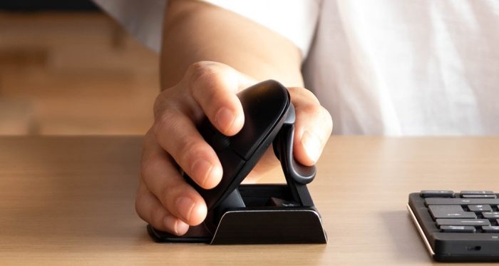main sur la souris ergonomique ambidextre twister
