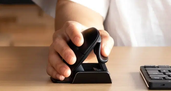 main sur la souris ergonomique ambidextre twister